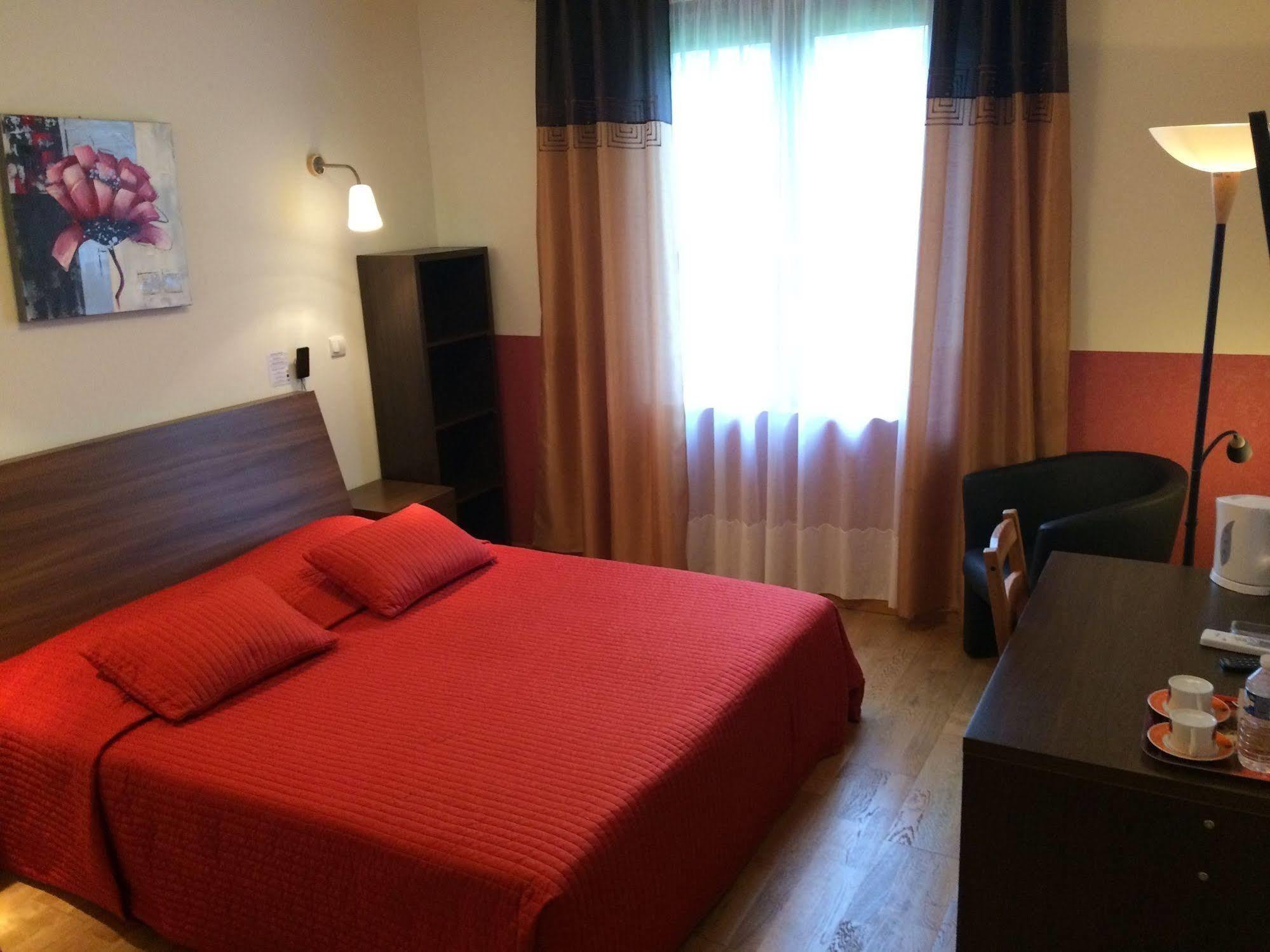 Logis Hotel Le Chantoiseau Chaumont-sur-Aire Екстериор снимка