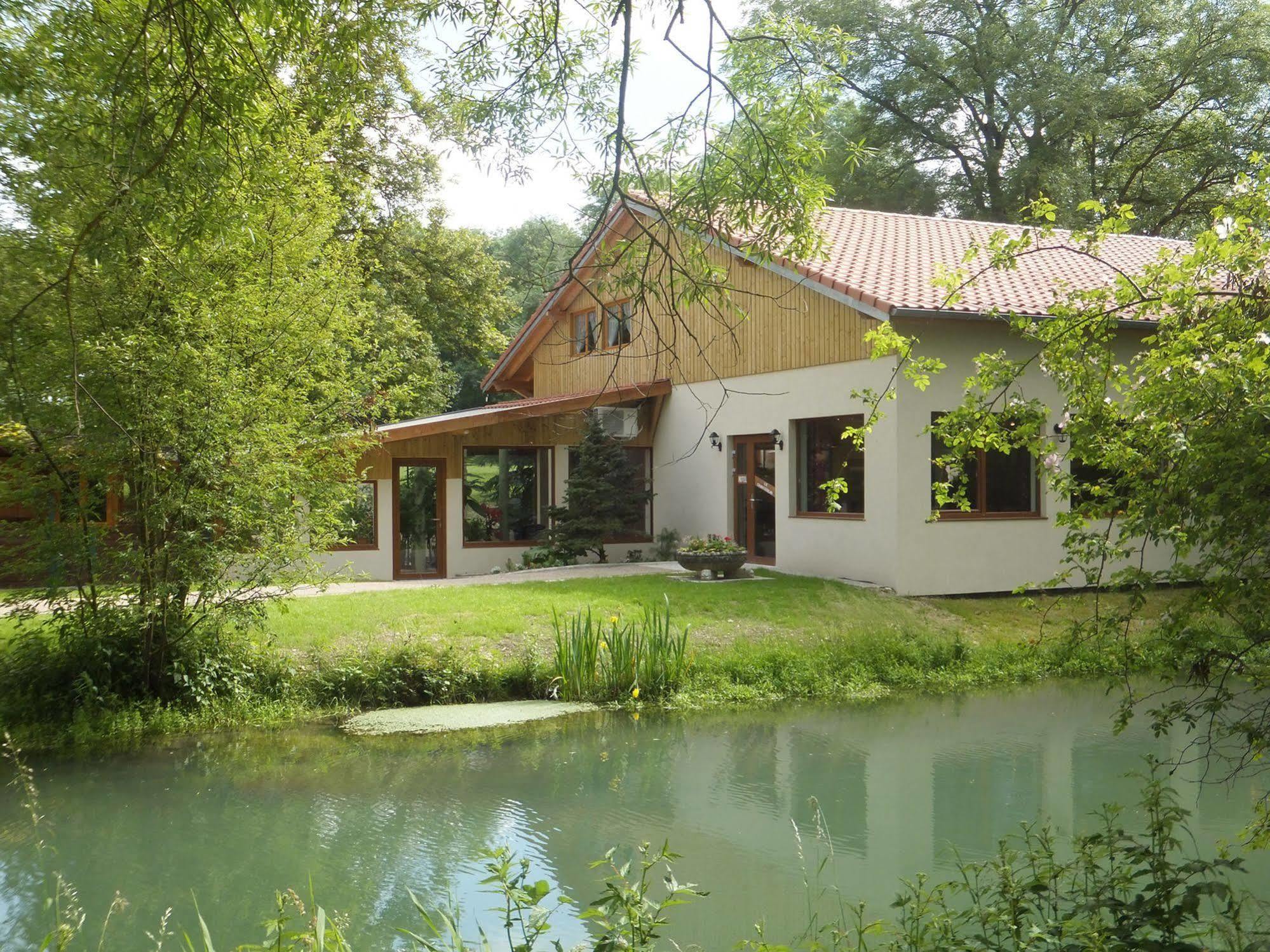 Logis Hotel Le Chantoiseau Chaumont-sur-Aire Екстериор снимка
